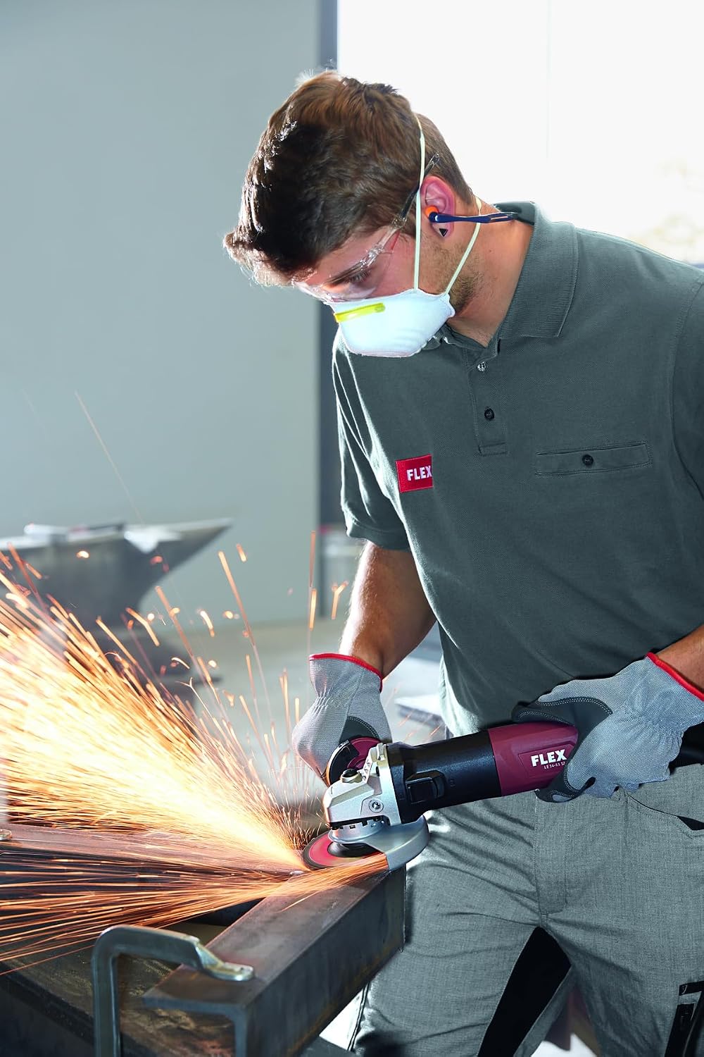 LE 14-11 125-12 Amp 4-1/2" / 5" Variable Speed Small Angle Grinder with Restart Protection and Side Switch