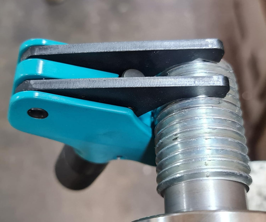 UTR TE2 – Universal Thread Repair Tool. External Thread Restorer. Automatically chases and Repair Threads. Metric, National, Pipes, All Threads Within Range 5/8" to 1-1/2", 16-38 mm.