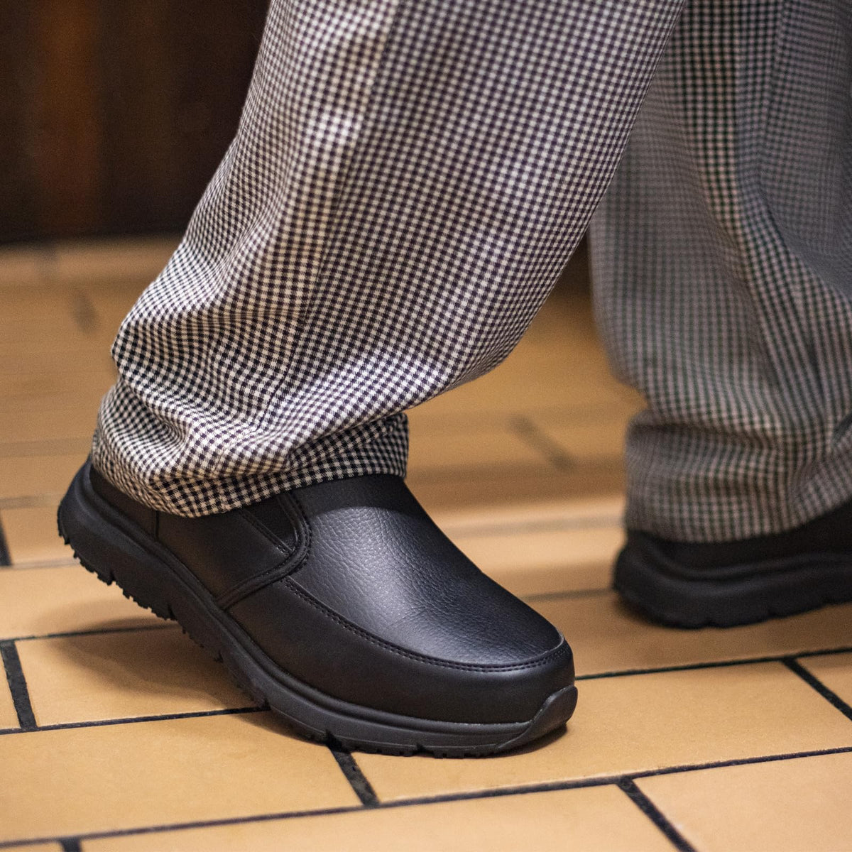 Men's Leather Non Slip Food Service Shoes, Water & Oil Resistant, Comfortable, Breathable, Lightweight Slip Resistant